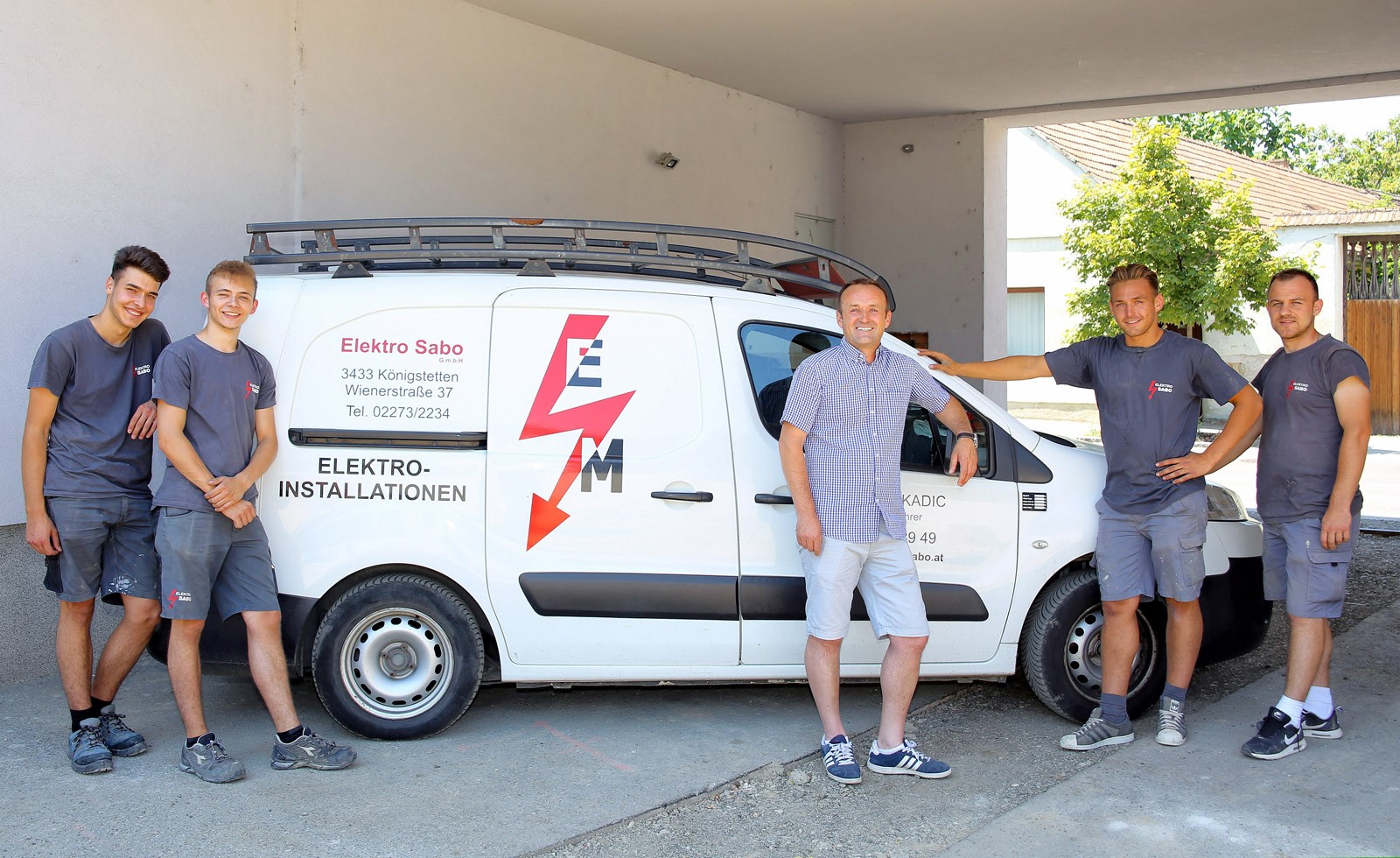 Elektro Sabo Team vor Firmenfahrzeug